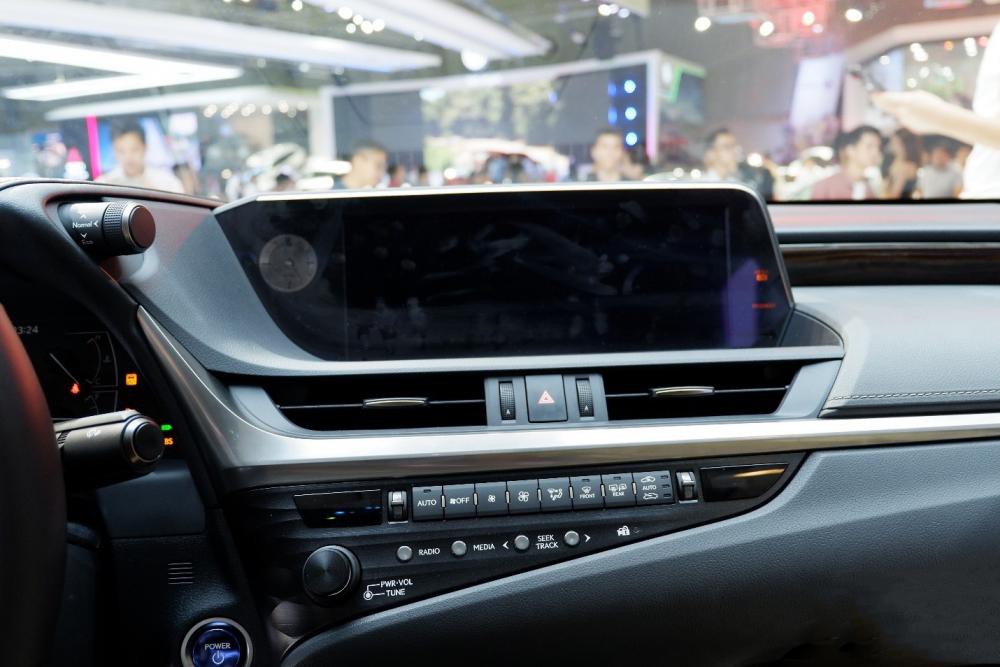 Xe sang Lexus ES thế hệ mới vừa ra mắt tại triển lãm VMS 2018 có gì hot? gfdswa