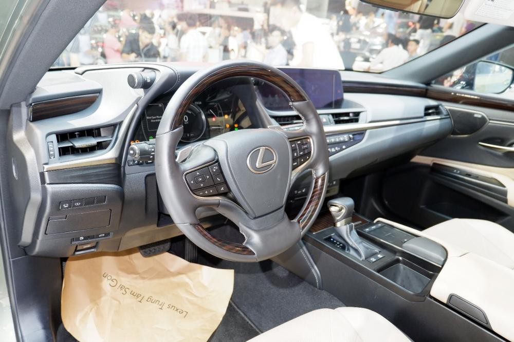 Xe sang Lexus ES thế hệ mới vừa ra mắt tại triển lãm VMS 2018 có gì hot? bc