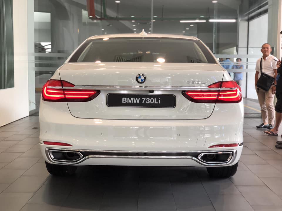 Đuôi xe BMW 730Li 7