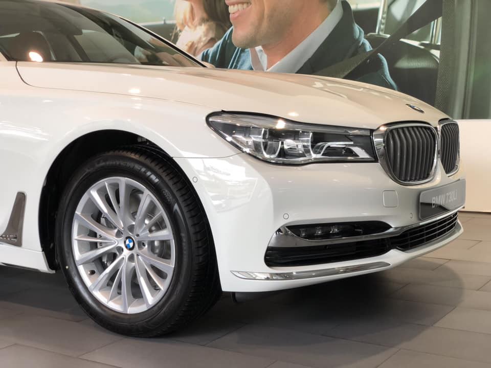 Lưới tản nhiệt xe BMW 730Li 