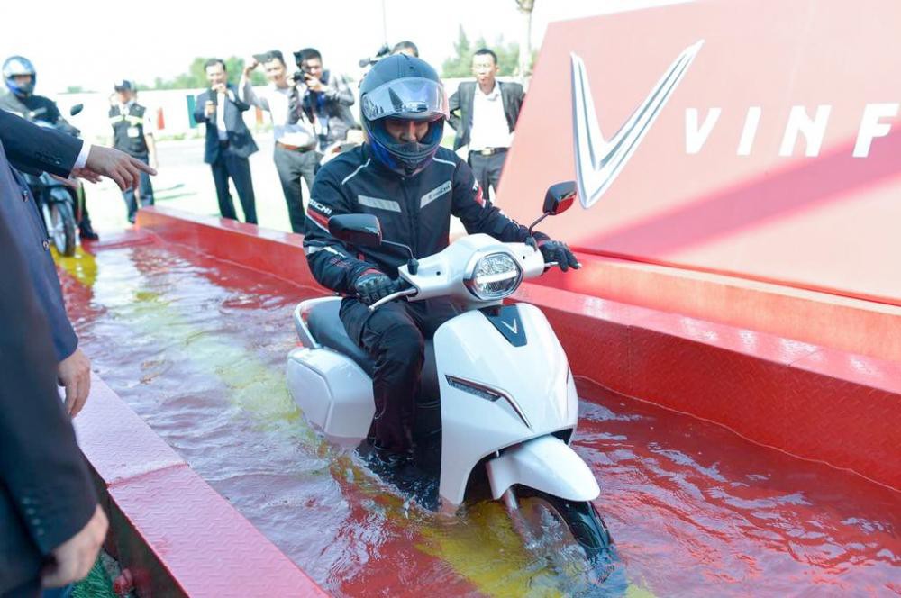 VinFast Klara chạy thử trên đường ngập nước 6