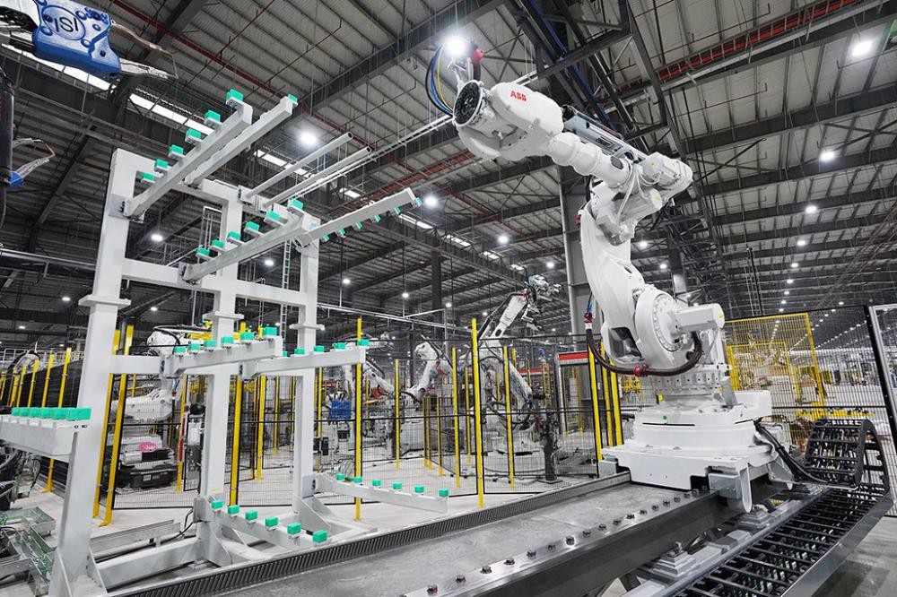 Bộ đôi xe VinFast sẽ đi vào sản xuất từ tháng 3/2019 tại “nhà máy robot” 11