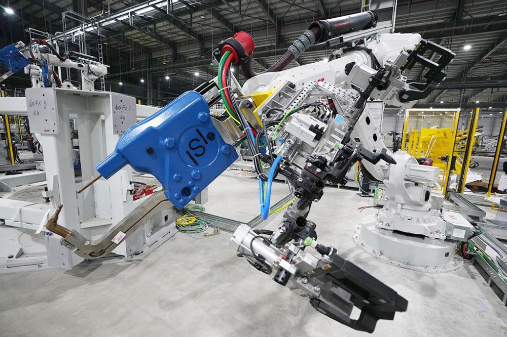 Bộ đôi xe VinFast sẽ đi vào sản xuất từ tháng 3/2019 tại “nhà máy robot” 6