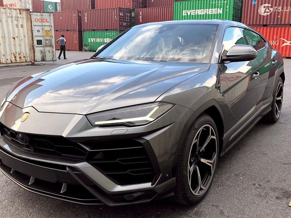 Lamborghini Urus màu xám 3