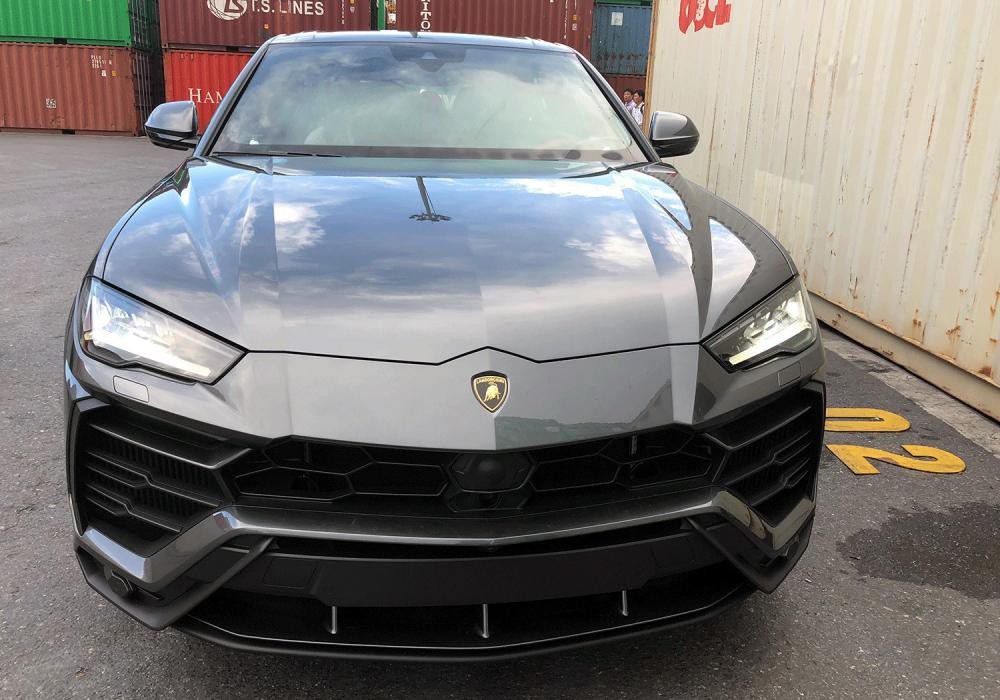 Lamborghini Urus màu xám 2