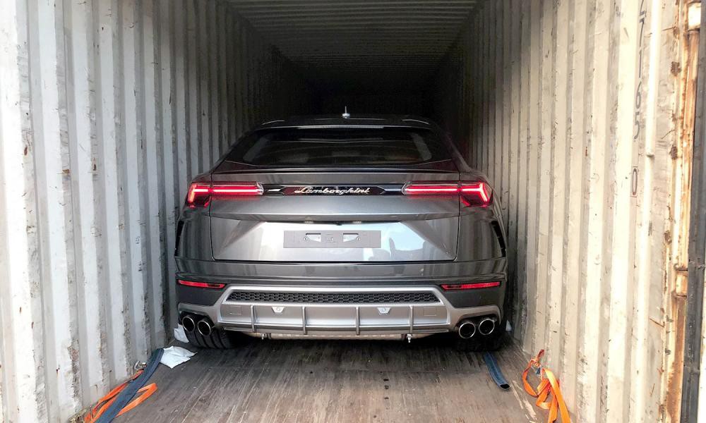 Đuôi xe Lamborghini Urus màu xám 4