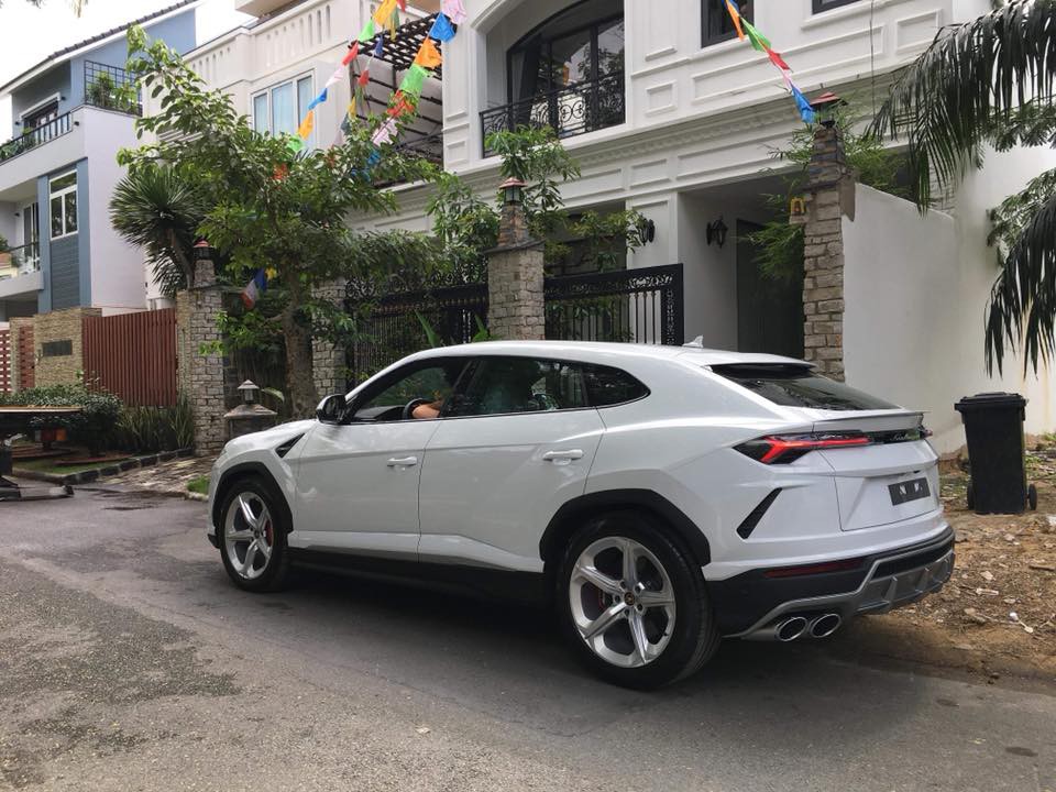 Đại gia Minh "Nhựa" là người đầu tiên sở hữu chiếc siêu SUV Lamborghini Urus tại Việt Nam sdsd