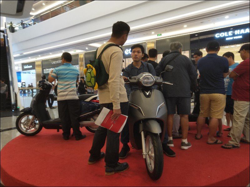 Người tiêu dùng Việt vượt mưa bão đến tham dự sự kiện mở bán xe VinFast ở TP.HCM 777