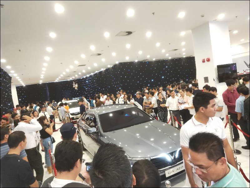 Người tiêu dùng Việt vượt mưa bão đến tham dự sự kiện mở bán xe VinFast ở TP.HCM 2