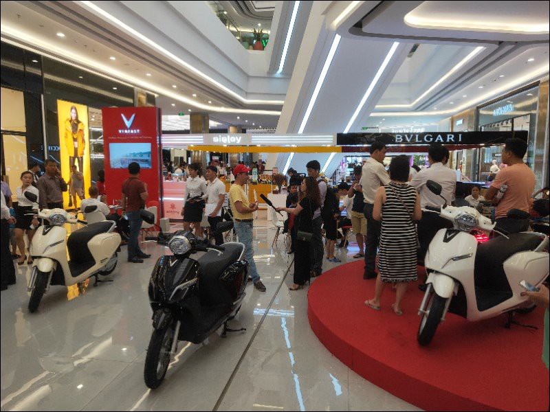 Người tiêu dùng Việt vượt mưa bão đến tham dự sự kiện mở bán xe VinFast ở TP.HCM fre