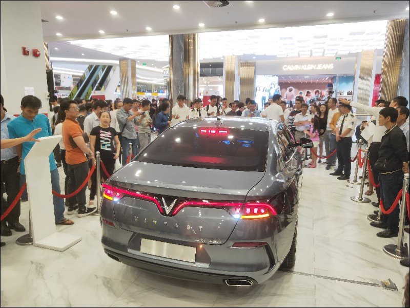 Người tiêu dùng Việt vượt mưa bão đến tham dự sự kiện mở bán xe VinFast ở TP.HCM 6654