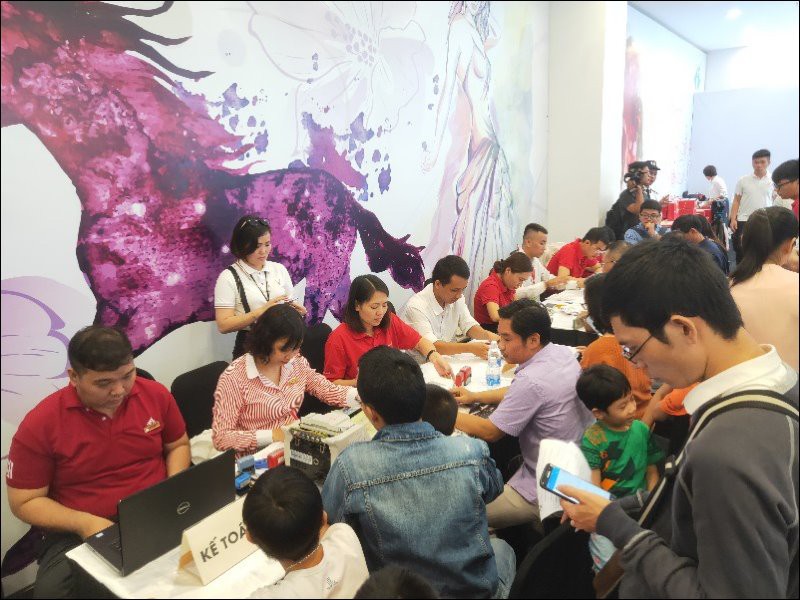 Người tiêu dùng Việt vượt mưa bão đến tham dự sự kiện mở bán xe VinFast ở TP.HCM èdd