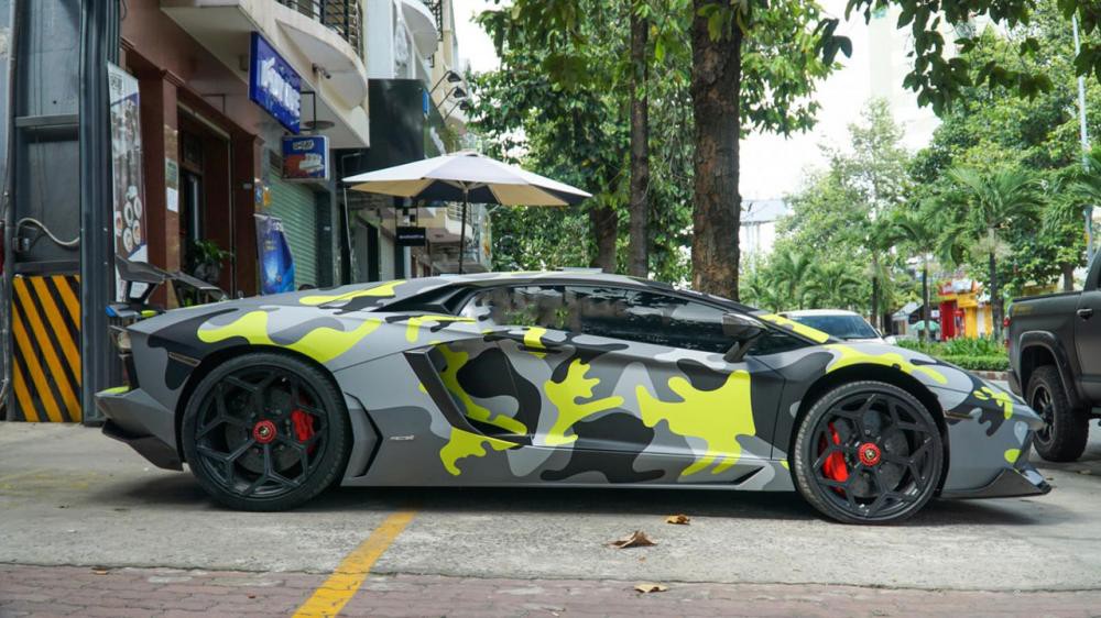 Siêu xe Lamborghini Aventador được trang trí rực rỡ để cỗ vũ cho đội tuyển Việt Nam ẻtt