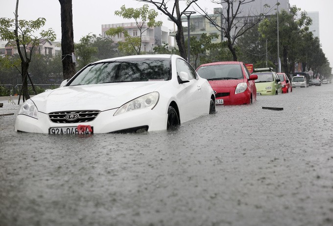 Chùm ảnh xe hơi ngập trong nước sau cơn mưa lớn tại Đà Nẵng 15
