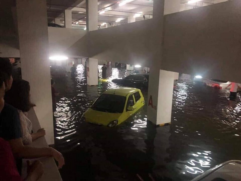 Chùm ảnh xe hơi ngập trong nước sau cơn mưa lớn tại Đà Nẵng 19