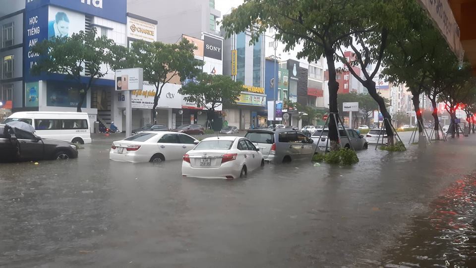 Chùm ảnh xe hơi ngập trong nước sau cơn mưa lớn tại Đà Nẵng 18