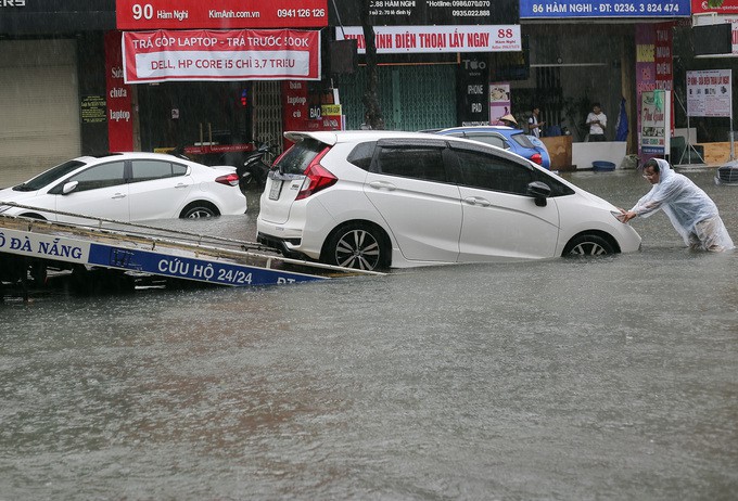 Chùm ảnh xe hơi ngập trong nước sau cơn mưa lớn tại Đà Nẵng 17