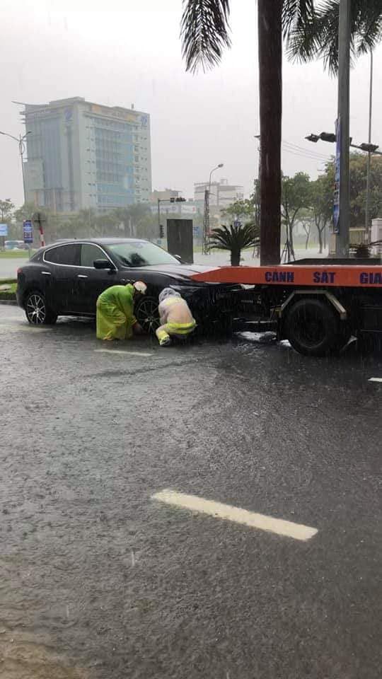 Chùm ảnh xe hơi ngập trong nước sau cơn mưa lớn tại Đà Nẵng 16