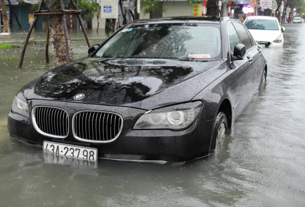 Chùm ảnh xe hơi ngập trong nước sau cơn mưa lớn tại Đà Nẵng 11