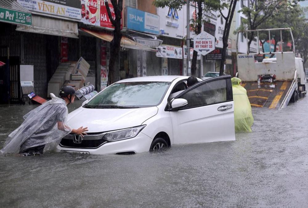 Chùm ảnh xe hơi ngập trong nước sau cơn mưa lớn tại Đà Nẵng 22
