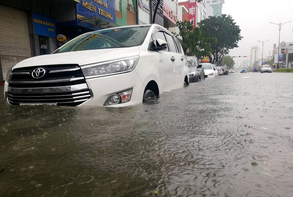 Chùm ảnh xe hơi ngập trong nước sau cơn mưa lớn tại Đà Nẵng 9