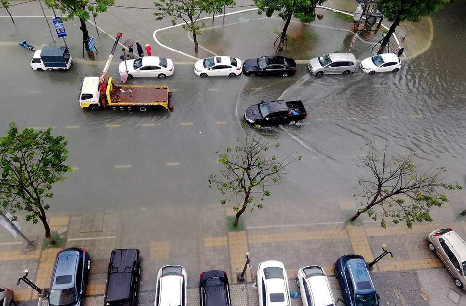 Chùm ảnh xe hơi ngập trong nước sau cơn mưa lớn tại Đà Nẵng 6