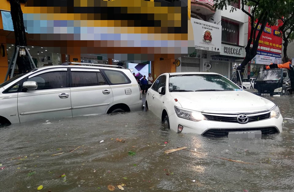 Chùm ảnh xe hơi ngập trong nước sau cơn mưa lớn tại Đà Nẵng 13