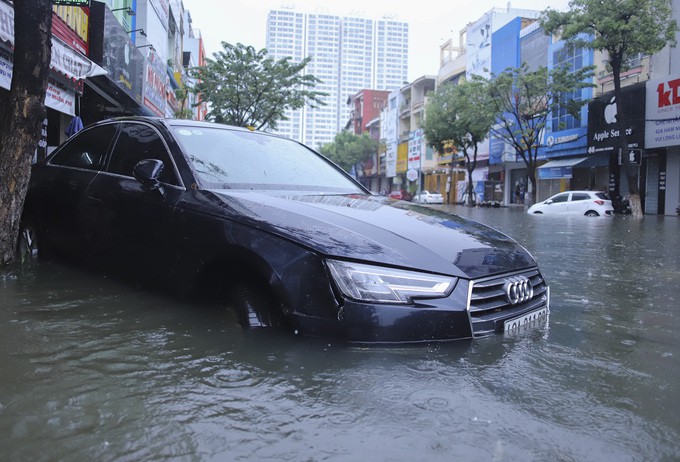 Chùm ảnh xe hơi ngập trong nước sau cơn mưa lớn tại Đà Nẵng 14