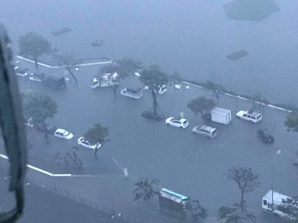 Chùm ảnh xe hơi ngập trong nước sau cơn mưa lớn tại Đà Nẵng 5