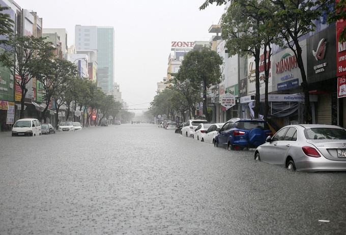 Nhiều phương tiện ngập trong nước sau cơn mưa lớn ở Đà Nẵng 1