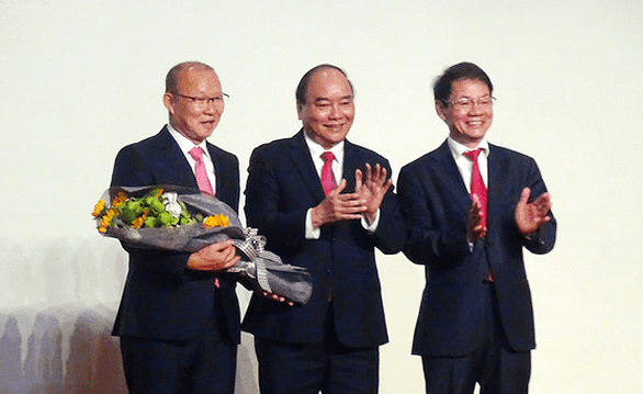 Thủ tướng, chủ tịch Trần Bá Dương tặng hoa cho ông Park
