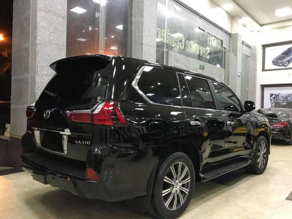 Đuôi xe Lexus LX570 10