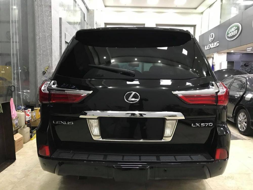 Đuôi xe Lexus LX570 2008