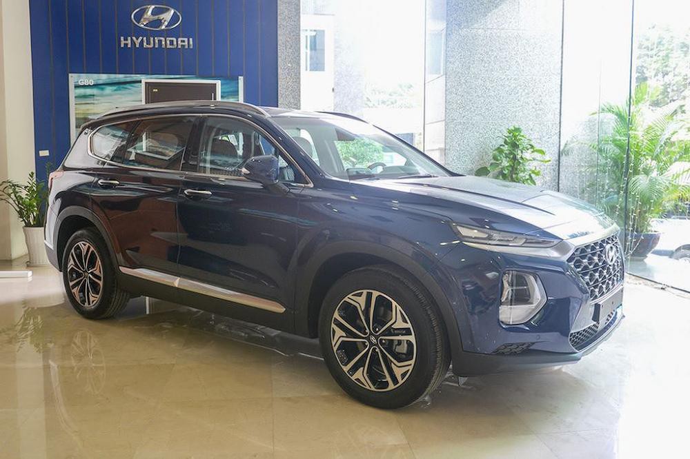 Hyundai Santa Fe 2019 trưng bày tại tòa nhà HTC