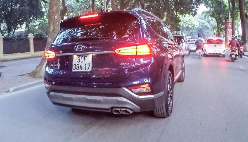 Hyundai Santa Fe đã đeo biển và lăn bánh trên phố dù chưa ra mắt