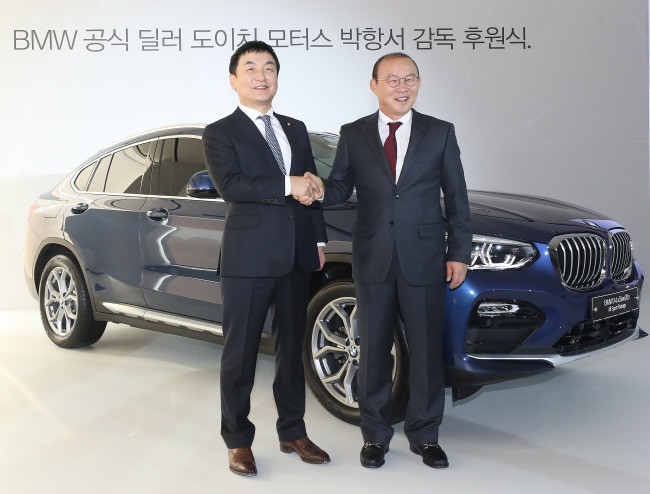 Park Hang-seo nhận BMW X4 vào dịp năm mới 2019 