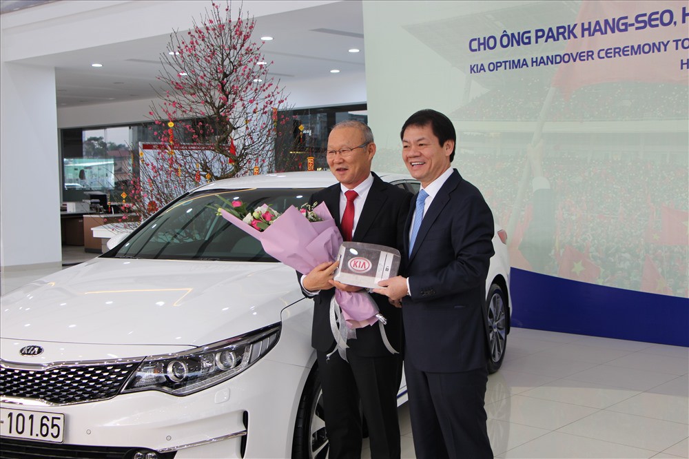 Park Hang-seo nhận Kia Optima tại Việt Nam 2