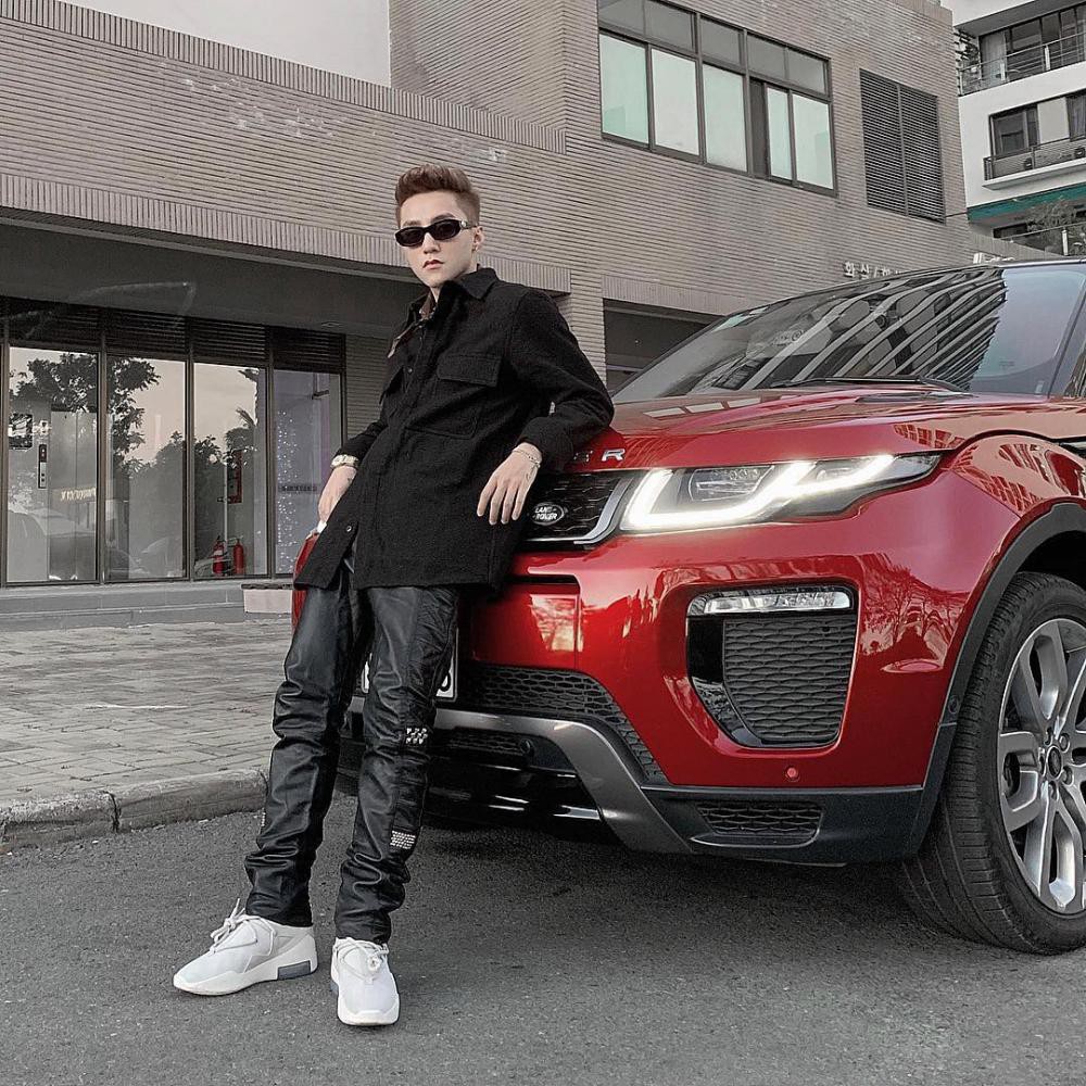 Sơn Tùng M-TP đứng cạnh chiếc Range Rover Evoque màu đỏ