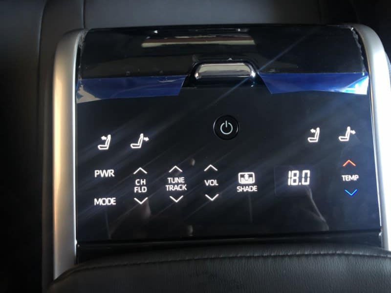 Hệ thống điều khiển hàng ghế sau Toyota Camry 2019