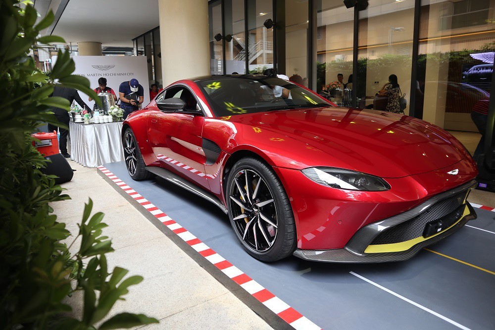 Đầu xe Aston Martin Vantage 2