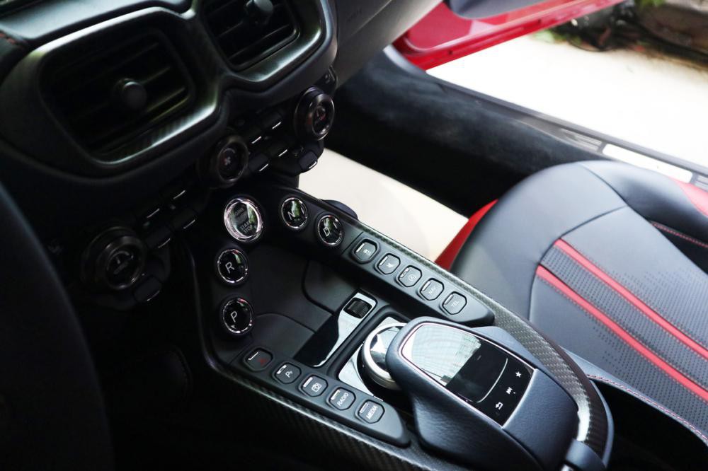 Bảng điều khiển Aston Martin Vantage