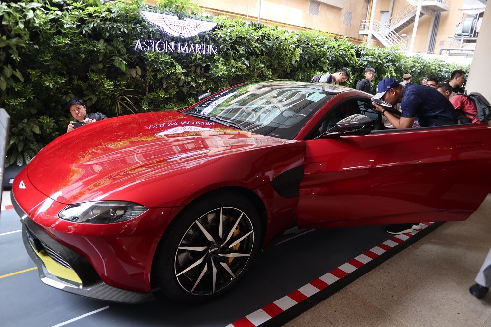 Đầu xe Aston Martin Vantage 3