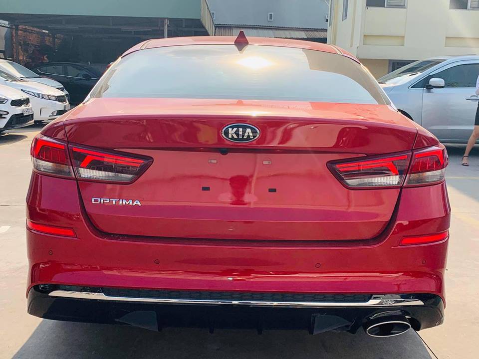 Đuôi xe Optima 2019