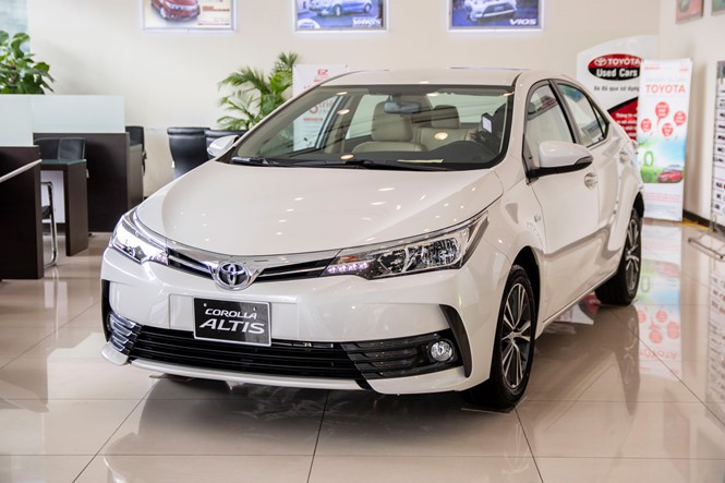 Toyota Corolla Altis thế hệ cũ đang được giảm giá mạnh tại các đại lý