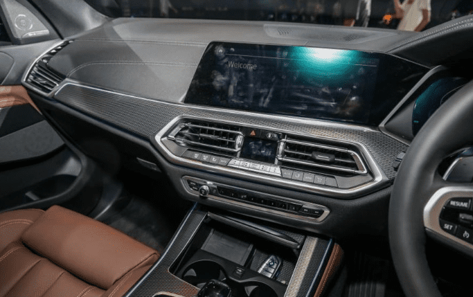 BMW X5 2019 sử dụng hệ điều hành 7.0 điều khiển qua màn hình cảm ứng trung tâm