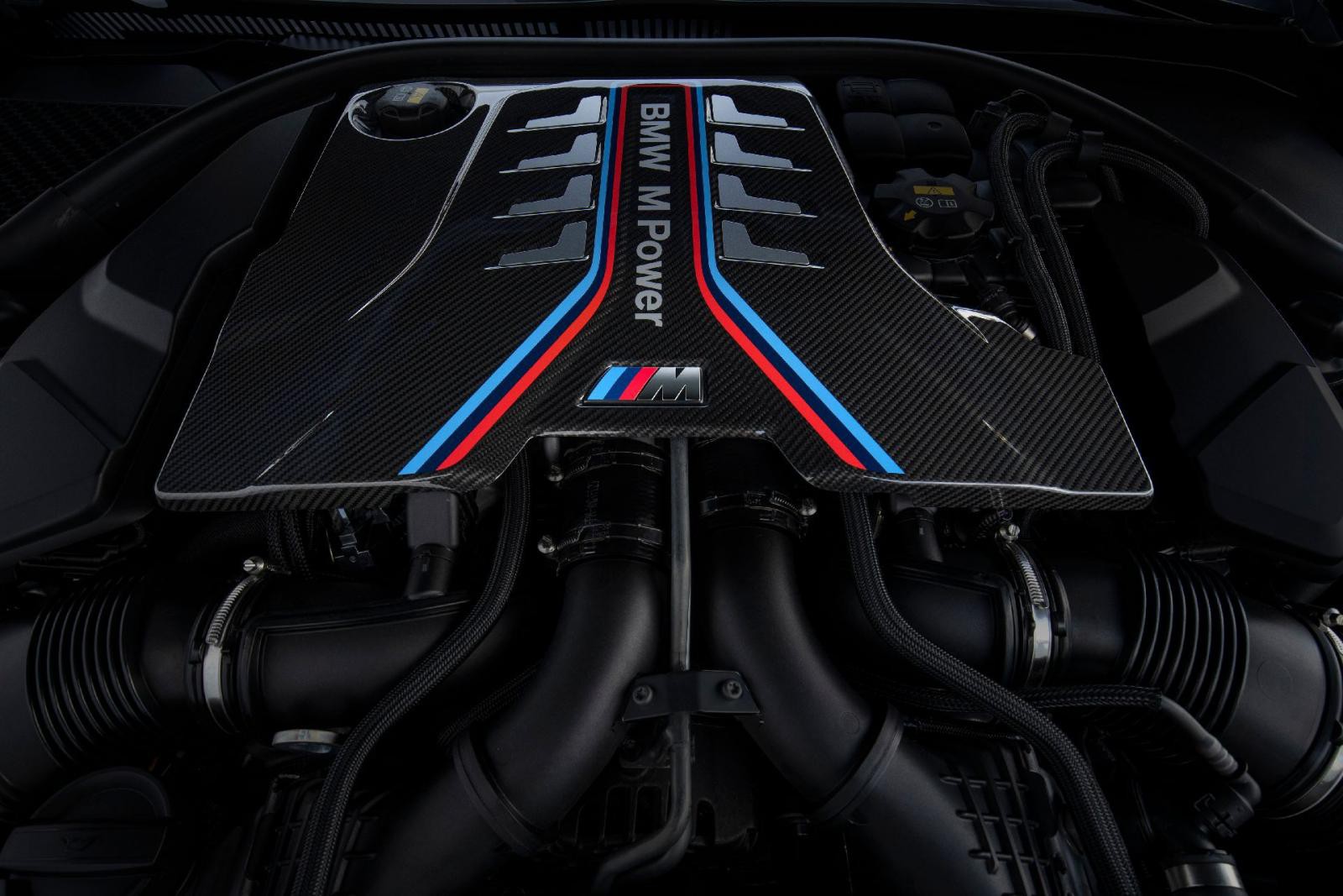 BMW M8 2020sử dụng động cơ V8 4.4L tăng áp kép và hộp số tự động 8 cấp