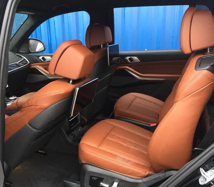 BMW X7 thứ hai về Việt Nam thay đổi màu da nội thất và bổ sung màn hình ghế sau