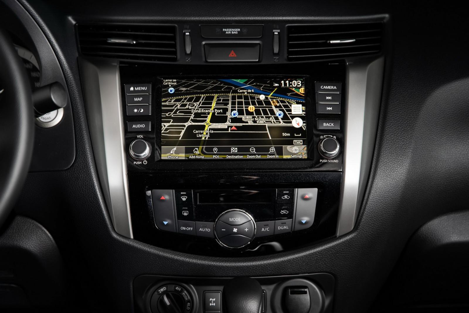 Nissan Navara 2020 được trang bị thêm hệ thống thông tin giải trí công nghệ mới tích hợp Apple CarPlay qua màn hình cảm ứng 8 inch