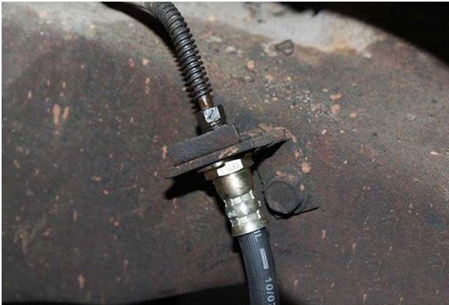Lỗi ống dẫn dầu phanh trên Ford Ranger