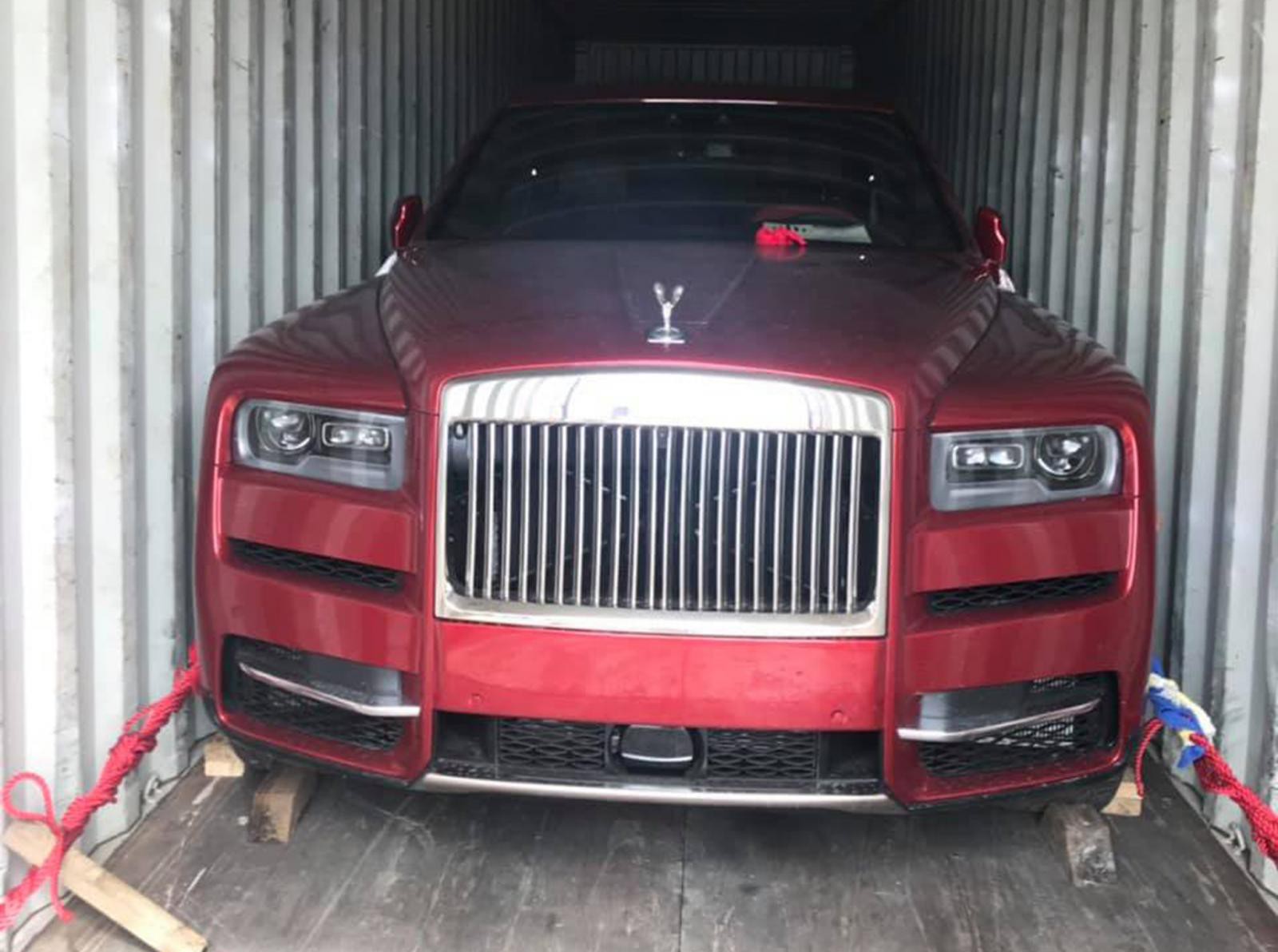 SUV siêu sang Rolls-Royce Cullinan màu đỏ về Việt Nam